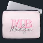 Minimalistisch Modern rosa Anfangsmonogramm Laptopschutzhülle<br><div class="desc">Erstellen Sie Ihre eigene personalisierte Laptop-Hülle mit modernen minimalistischen Initialen und Skriptkalligraphie Monogramm-Namen. Erhältlich in verschiedenen Farbgrößen.</div>