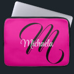 Minimalistisch moderner Monogramm Anfangsname heiß Laptopschutzhülle<br><div class="desc">Minimalistische moderne Monogramm Anfangsname Schwarz-weiß. Personalisierbarer individuelle Name mit einem kursiven Initial hinter einer heißen rosa Farbe.</div>