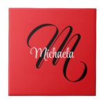 Minimalistisch moderner Monogramm Anfangsname rot Fliese<br><div class="desc">Minimalistische moderne Monogramm Anfangsname Schwarz-weiß. Personalisierbarer individuelle Name mit einem kursiven Initial hinter einer roten Farbe.</div>