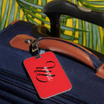 Minimalistisch moderner Monogramm Anfangsname rot Gepäckanhänger<br><div class="desc">Minimalistische moderne Monogramm Anfangsname Schwarz-weiß. Personalisierbarer individuelle Name mit einem kursiven Initial hinter einer roten Farbe.</div>
