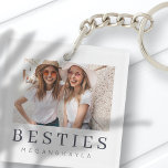 Minimalistisch Modernes Chic Best Friends BESTE FR Schlüsselanhänger<br><div class="desc">Design setzt sich aus lustiger und spielerischer Typografie mit Sans Serif und Serif Schriftart zusammen. Fügen Sie ein benutzerdefiniertes Foto hinzu.</div>