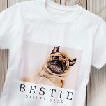 Minimalistisch Modernes Chic Pet Bestie BESTE FREU T-Shirt<br><div class="desc">Design setzt sich aus lustiger und spielerischer Typografie mit Sans Serif und Serif Schriftart zusammen. Fügen Sie ein benutzerdefiniertes Foto hinzu.</div>