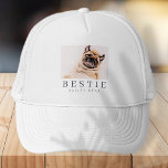 Minimalistisch Modernes Chic Pet Bestie BESTE FREU Truckerkappe<br><div class="desc">Design setzt sich aus lustiger und spielerischer Typografie mit Sans Serif und Serif Schriftart zusammen. Fügen Sie ein benutzerdefiniertes Foto hinzu.</div>