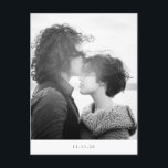 Minimalistisch Modernes Schwarz-weißes Foto Save t Postkarte<br><div class="desc">Minimalistisches modernes Schwarz-Weiß-Typografie-Foto Hochzeit Speichern Sie das Datum Postkarte</div>