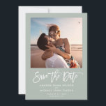 Minimalistisch Modernes Script Greenery Chic Foto Save The Date<br><div class="desc">Minimalistisch Moderne Ankündigung Datum freihalten mit angesagtem,  weißem Pinselskript handgeschriebener Typografie auf staubgrünem Grün mit Ihrem persönlichen Foto neben Ihren Namen und dem Datum der Hochzeit.</div>
