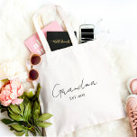 Minimalistisch Oma EST 2025 | Personalisiertes Ges Tragetasche<br><div class="desc">Tragetasche. Diese Tasche mit sauberem, modernem Drehbuch auf neutralem Hintergrund ist sowohl modern als auch funktionell - ideal für tägliche Bestellungen, Babybesuche oder die Stilbeförderung. Passen Sie das "EST" Jahr an, um ihre neue Rolle zu markieren und es zu einem herzlichen Geschenk für Babyankündigungen, Muttertag oder eine Oma-to-be-Feier zu machen....</div>