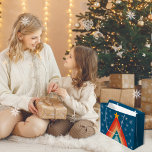 Minimalistisch Red & Blue Retro Groovy Weihnachtsb Große Geschenktüte<br><div class="desc">Lassen Sie sich mit unserem Retro Groovy Weihnachtsgeschenk-Beutel verwöhnen. Diese festliche Tasche ist so konzipiert, dass Sie während der Ferienzeit sowohl Stil als auch saisonalen Charme zu Ihren Geschenken bringen. Das zeitlose Design verbindet Retroelemente mit einer Touch Nostalgie und ist somit eine ideale Ergänzung zu Ihrer Feriengeschenkidee. Egal, ob Sie...</div>
