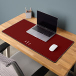 Minimalistisch Red Maroon Two Monogram Office Schreibtischunterlage<br><div class="desc">Minimalistischer Red Maroon Two Monogram Office-Desktop</div>