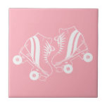 Minimalistisch Roller Skate Roller Skaten Pink Fliese<br><div class="desc">Minimalistische Skate mit weißem Roller Zeichnend. Zwei Quads Rolle Skate Abbildung in Weiß. Einfache ästhetische Rolle Skaten,  Roller Skate moderne Illustration. Skate in Weiß und Rosa Illustration,  Geschenk für einen Roller Skater. Roller Skate rosa Ästhetik.</div>