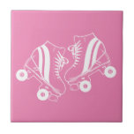 Minimalistisch Roller Skate Roller Skaten Pink Fliese<br><div class="desc">Minimalistische Skate mit weißem Roller Zeichnend. Zwei Quads Rolle Skate Abbildung in Weiß. Einfache ästhetische Rolle Skaten,  Roller Skate moderne Illustration. Skate in Weiß und Rosa Illustration,  Geschenk für einen Roller Skater.</div>