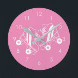 Minimalistisch Roller Skate Roller Skaten Pink Runde Wanduhr<br><div class="desc">Minimalistische Skate mit weißem Roller Zeichnend. Zwei Quads Rolle Skate Abbildung in Weiß. Einfache ästhetische Rolle Skaten, Roller Skate moderne Illustration. Skate in Weiß und Rosa Illustration, Geschenk für einen Roller Skater.</div>