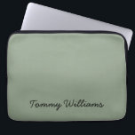 Minimalistisch Sage Green Beruflich Simple Laptopschutzhülle<br><div class="desc">Diese einfachen,  minimalistischen können personalisiert sein,  einen Namen oder einen beliebigen Text Ihrer Wahl einzufügen. Wenn Sie keinen Text gewollt haben und nur ein Leerzeichen bevorzugen,  können Sie den Text einfach löschen.</div>