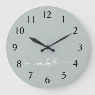 Minimalistisch Sage Green Monogram Signature Scrip Große Wanduhr
