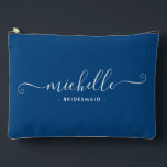 Minimalistisch Sapphire Blue Personalisiert Brides Zubehörtasche<br><div class="desc">Das Minimalistische Sapphire Blue Personalisiert Bridesmaid Accessoire Pouch, ein stilvolles und vielseitiges Geschenk, das Ihre Brautjungfrauen in Eleganz feiern soll. Dieses Accessoire ist der Inbegriff des modernen Chic, perfekt für jeden Anlass, von Bräunungsvorschlägen bis zu Brautpartys. Dieses schlichte Design besticht durch eine Sapphire Blue-Farbe, die raffiniert wirkt. Seine Einfachheit und...</div>