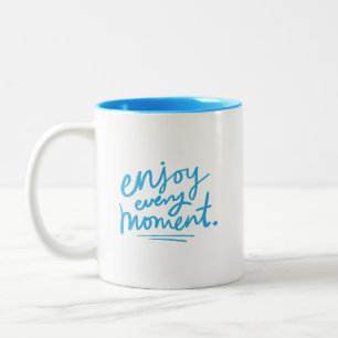 Minimalistisch Sauberes Weiß Blau Genieße jeden Mo Zweifarbige Tasse