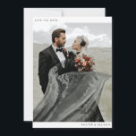 Minimalistisch Save the Date<br><div class="desc">Dieses moderne Foto Hochzeit speichern das Datum der Flachkarte hat ein sauberes, minimalistisches Design. Auf der Vorderseite befindet sich ein Single-Foto, das mit einem stilvollen Schriftart gepaart ist. Auf der Rückseite habe ich das Datum und den Ort eingeschlossen. Ich habe den Hintergrund als transparent Set, sodass die Papierfarbe als Grundfarbe...</div>