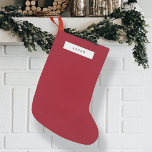 Minimalistisch Schlicht Clean Simple Berry Red Kleiner Weihnachtsstrumpf<br><div class="desc">Ein minimalistisches Strumpf-Design mit einem Retro-Vintagen Schreibmaschinenstil Typografie-Schriftart mit Ihrem individuelle Name auf einem schlichten Hintergrund in einer Reihe von Farben. Das perfekte festliche Geschenk oder Zuhause-Accessoire für die Urlaubssaison!</div>