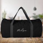 Minimalistisch-Schwarz-Modern-Script-Monogramm Duffle Bag<br><div class="desc">Minimalistisches Schwarzes Modern Script Monogram Duffle Bag</div>