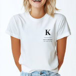 Minimalistisch Schwarz-Weiß-Monogramm T-Shirt<br><div class="desc">Ein minimalistisches vertikales Design in elegantem Stil in monochromen Schwarz-Weiß und großen typografischen Initial-Monogramm. Der Text kann einfach für ein einzigartiges Design angepasst werden!</div>