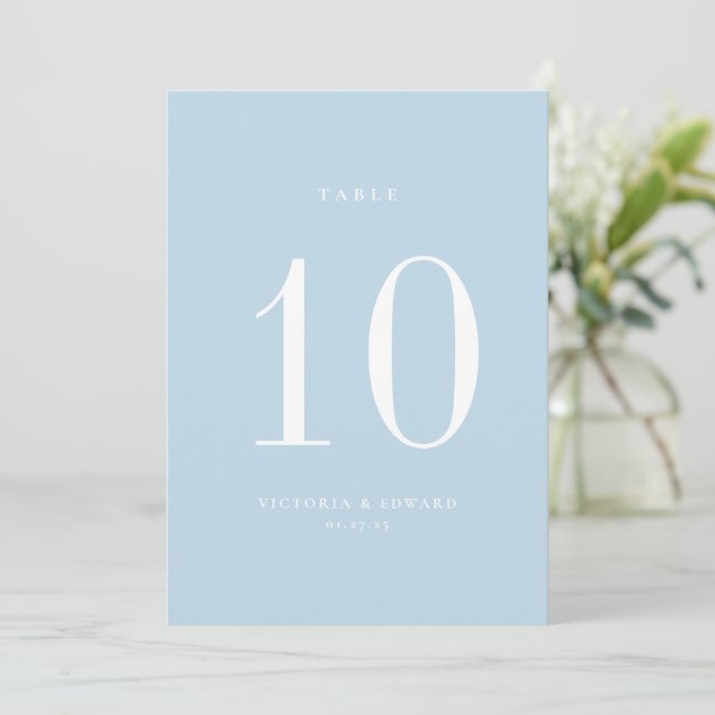 Minimalistisch Sky Blue Wedding Tischnummer Card (Stehend Vorderseite)