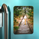 Minimalistisch Trendy Ersetzen Foto Save the Date  Magnet<br><div class="desc">Elegantes Foto zum Hochzeitstag. Sie können Ihr Foto leicht auf Save the Date Vorlage ersetzen. Die Verlobung Hochzeitseinladung Foto-Karte Magnets . Budget-Event-Karte für Erinnerungen. Einfache und stilvolle Save the Date Verlobung-Karte. Woll dieses Design auf einer Karte, Kartenstock dickeres Papier? Karo unsere Save the Date Kartenkollektion aus. Das ist Budget Foto...</div>