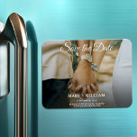 Minimalistisch Trendy Ersetzen Foto Save the Date  Magnet<br><div class="desc">Elegantes Foto zum Hochzeitstag. Sie können Ihr Foto leicht auf Save the Date Vorlage ersetzen. Die Verlobung Hochzeitseinladung Foto-Karte Magnets . Budget-Event-Karte für Erinnerungen. Einfache und stilvolle Save the Date Verlobung-Karte. Woll dieses Design auf einer Karte, Kartenstock dickeres Papier? Karo unsere Save the Date Kartenkollektion aus. Das ist Budget Foto...</div>