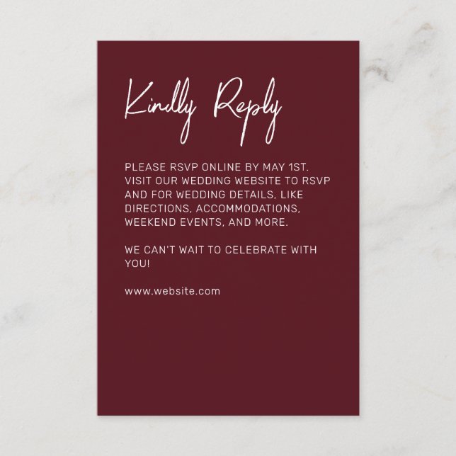 Minimalistisch Typografy Maroon RSVP Karte (Vorderseite)