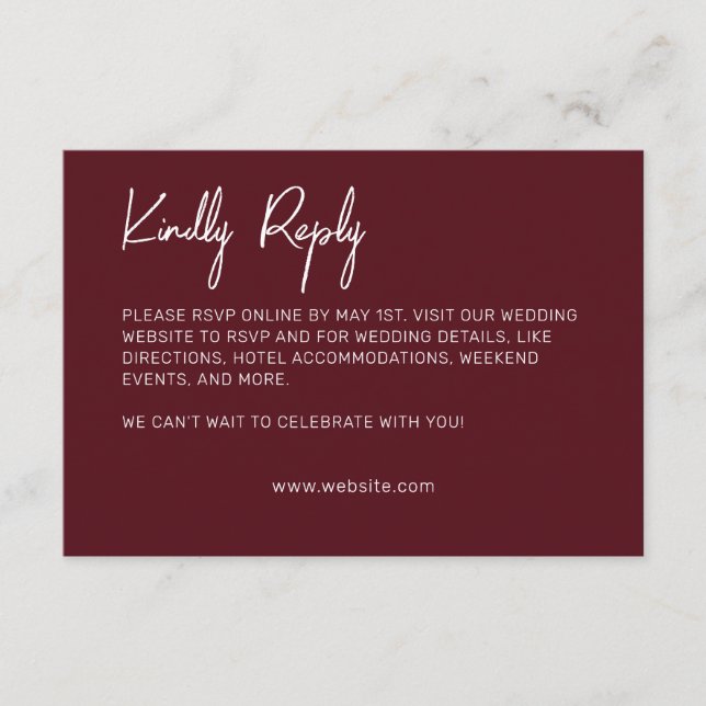 Minimalistisch Typografy Maroon RSVP Karte (Vorderseite)
