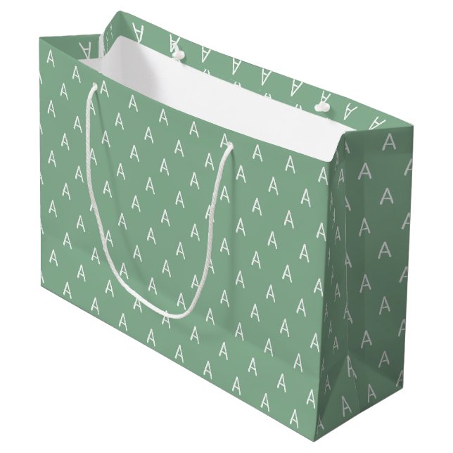 Minimalistisch weich grüne Monogramm Große Geschenktüte (Vorderseite Schrägansicht)