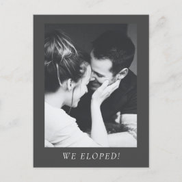 Minimalistische Ästhetik Schwarz-Weiß-Foto Eloped Ankündigungspostkarte