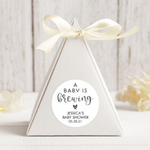 Minimalistische Babydusche Ein Baby wird gebraut Runder Aufkleber