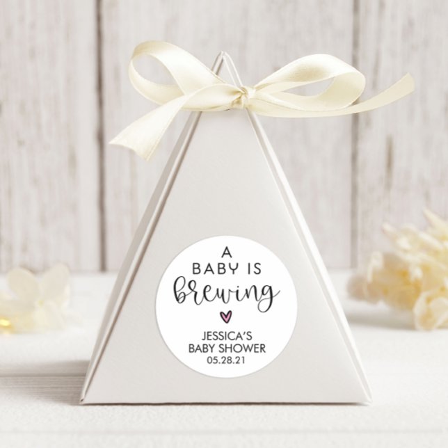 Minimalistische Babydusche Ein Baby wird gebraut Runder Aufkleber (Von Creator hochgeladen)