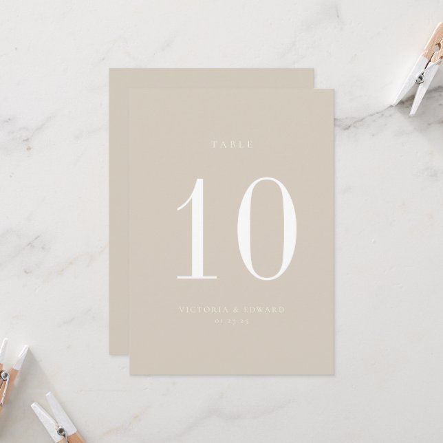 Minimalistische Beige-Hochzeitkarte Tischnummer (Vorderseite/Rückseite Beispiel)
