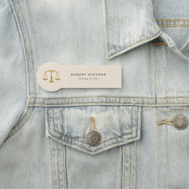 Minimalistische Beige Leinen & Gold Justice Scale Namensschild (Beispiel)