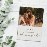 Minimalistische Blume Girl Vorschlag Fotokarte Einladung<br><div class="desc">Wirst du meine Blume sein? Modern,  einfach und sauber: adoptier dieses minimalistisch handgeschriebenen Design für dein Hochzeitsgeschirr. Vollständig anpassbare Farben.</div>