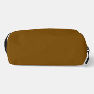 Minimalistische braune Tasche voller kleiner Dinge