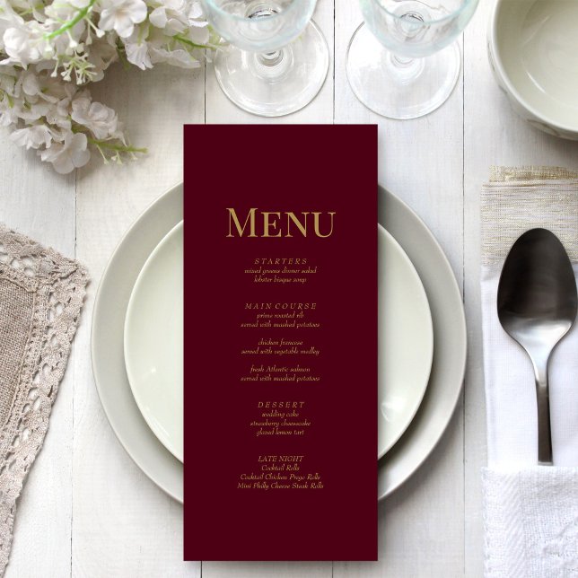 Minimalistische Burgundy Monogram Wedding Menu Car Menükarte (Minimalist Burgundy Monogram Wedding Menu Card on a beautiful white wedding dinner table.)