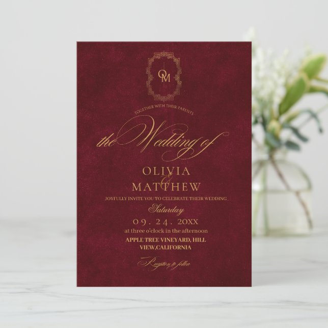 Minimalistische Burgundy Velvet Script Wedding Einladung (Stehend Vorderseite)
