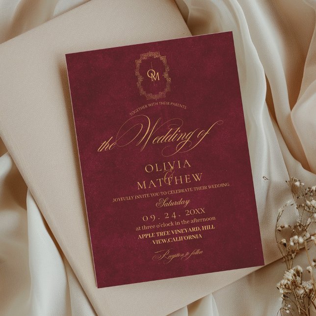 Minimalistische Burgundy Velvet Script Wedding Einladung (Von Creator hochgeladen)