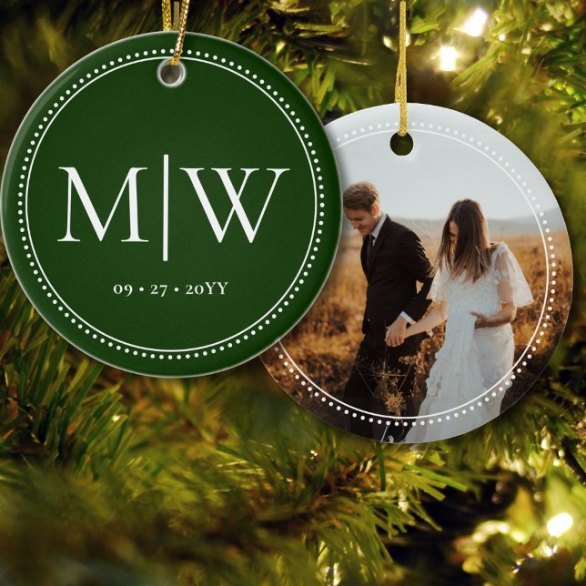 Minimalistische Couple Monogram Foto Green Holiday Keramik Ornament (Von Creator hochgeladen)