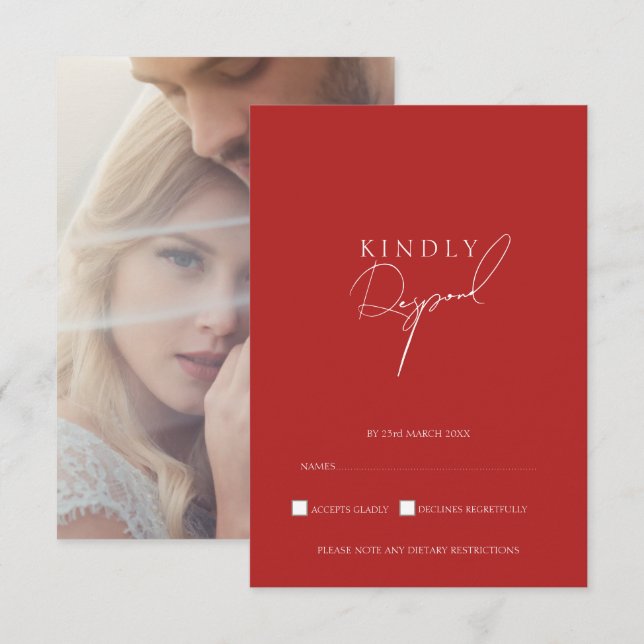 Minimalistische Crimson Red Script Foto Wedding RSVP Karte (Vorne/Hinten)