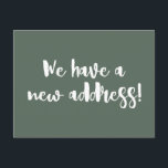 Minimalistische dunkle Seite wir bewegen neue Zuha Postkarte<br><div class="desc">Dieser moderne Minimalist,  den wir verschoben Ansage Postcard bietet lustige Pinselbuchstaben in dunkelweiss grün und weiß.</div>