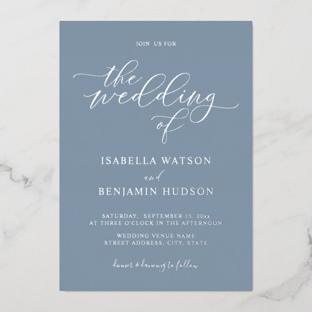 Minimalistische Dusty Blue Silver Calligraphy Wedd Folieneinladung (Vorderseite)