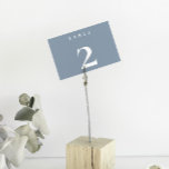 Minimalistische Dusty Blue Wedding Tischnummer<br><div class="desc">Elegante Minimalistische Script Hochzeit Tischnummer. Entdecken Sie die gesamte Sammlung für ein koordiniertes Hochzeitsthema. Dm für Beratung oder Personalisierung</div>