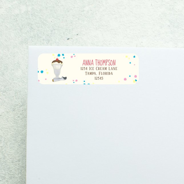 Minimalistische Eisdiele Moderne Kunst, Dichtung u (Cute ice cream sundae return address label with colorful sprinkles and playful typography design.)