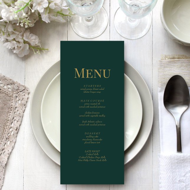 Minimalistische Emerald Green Monogram Wedding Menükarte (Minimalist Emerald Green Monogram Wedding Menu on a white and silver wedding table.)