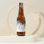 Minimalistische Foto Overlay-Cheers Hochzeit Bierflaschenetikett<br><div class="desc">Minimalistisches Foto Overlay jubelt Hochzeit. Ein informelles Set-Skript in schwarz für Cheers und die Erholung des Textes können Sie leicht personalisieren. Ersetzen Sie das Beispiel-Foto durch Ihren eigenen Favoriten.</div>