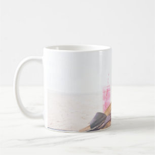 Minimalistische Fotografie von Ananas bei Sandalen Kaffeetasse