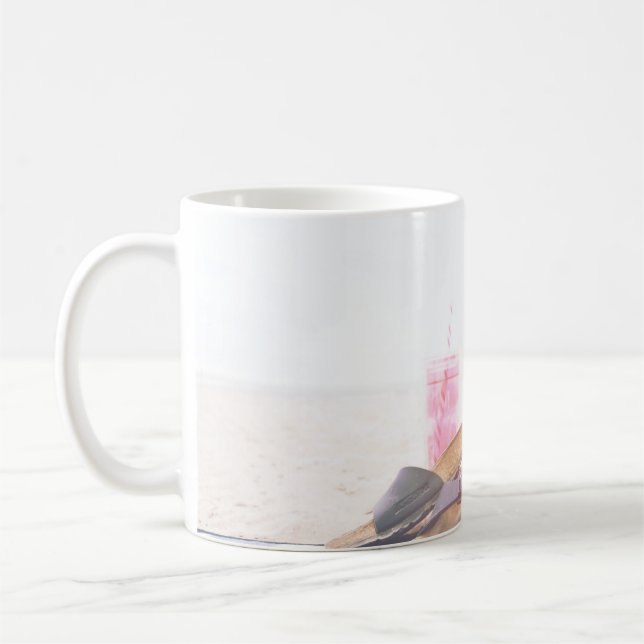 Minimalistische Fotografie von Ananas bei Sandalen Kaffeetasse (Links)