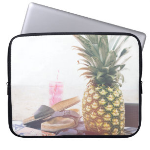 Minimalistische Fotografie von Ananas bei Sandalen Laptopschutzhülle